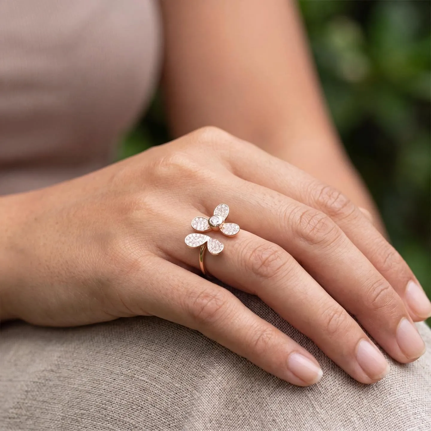 Bague fleur pavée