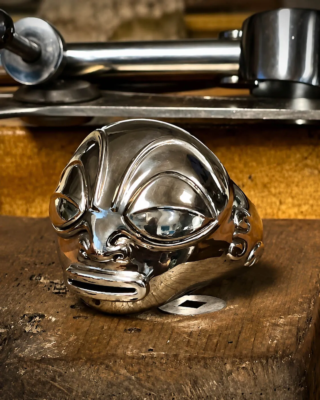 Bague tiki, à l'établi