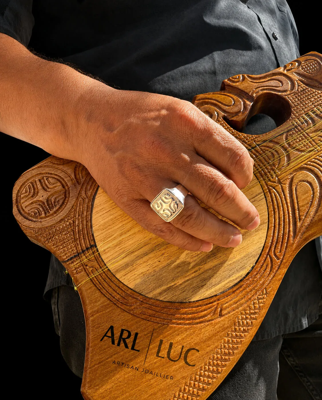 Chevalière gravée portée, 'ukulele sculpté