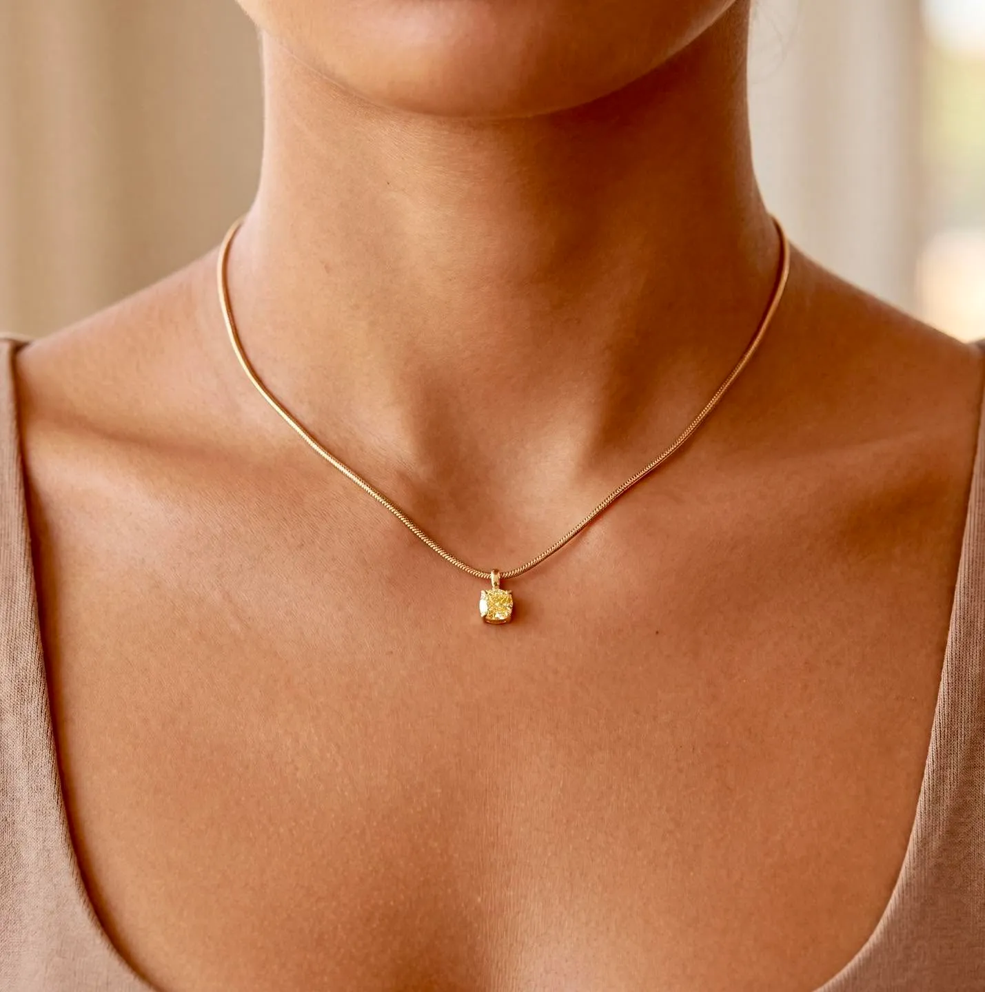 Pendentif diamant jaune porté